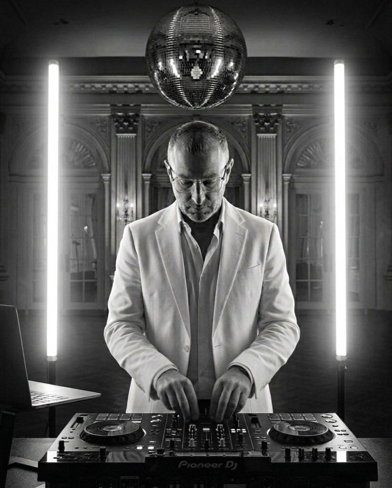 SVNtec am Pioneer-DJ-Pult im Ballsaal unter der Discokugel