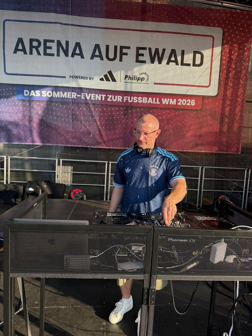 SVNtec live auf der Bühne der Arena auf Ewald beim Sommer-Event zur Fußball-WM 2026