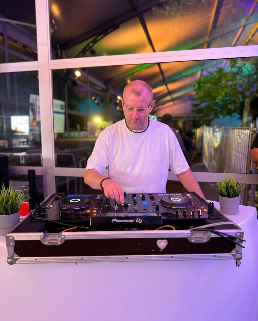 SVNtec am Pioneer-DJ-Pult bei einem Open-Air-Event im Festzelt