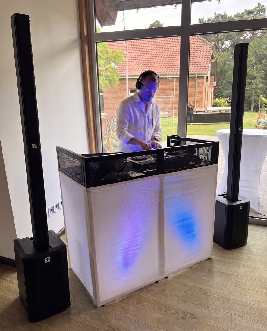 SVNtec als Hochzeits-DJ mit mobilem Pult, Ton- und Lichttechnik