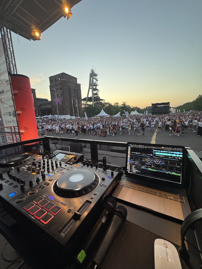 Blick vom DJ-Pult von SVNtec über tausende Fans beim Public Viewing in der Arena auf Ewald